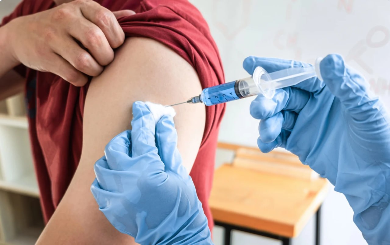 醫護人員為民眾施打疫苗示意圖